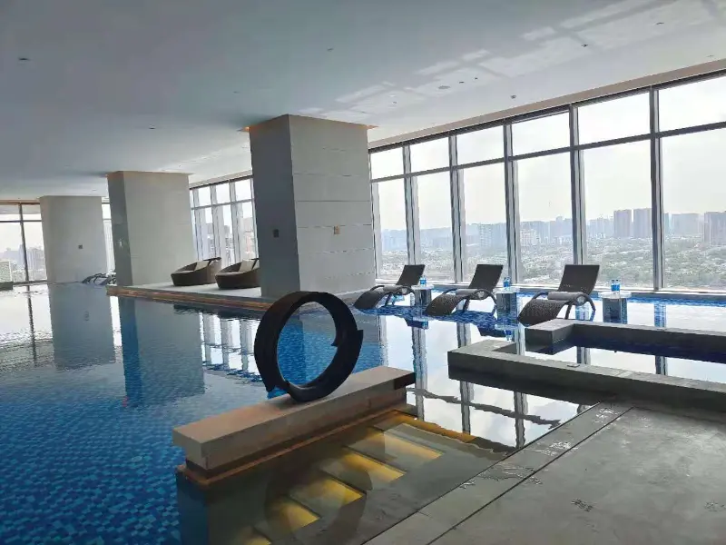 Pompa de căldură și sistemul de aer condiționat de la piscina Blueway asigură confort pe tot parcursul anului la piscina Sky Infinity Hotel Chengdu Bay
